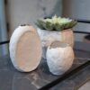 käsitöö vaasid mustal marmor laual